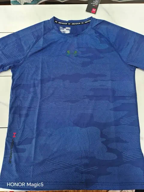 Under Armour T-shirt
